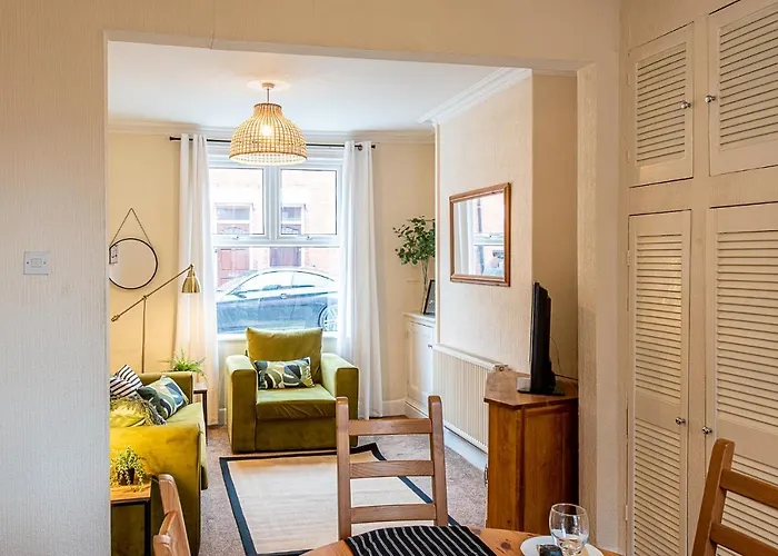 2 Bed, Up To 6 Guests Near Chester City Centre