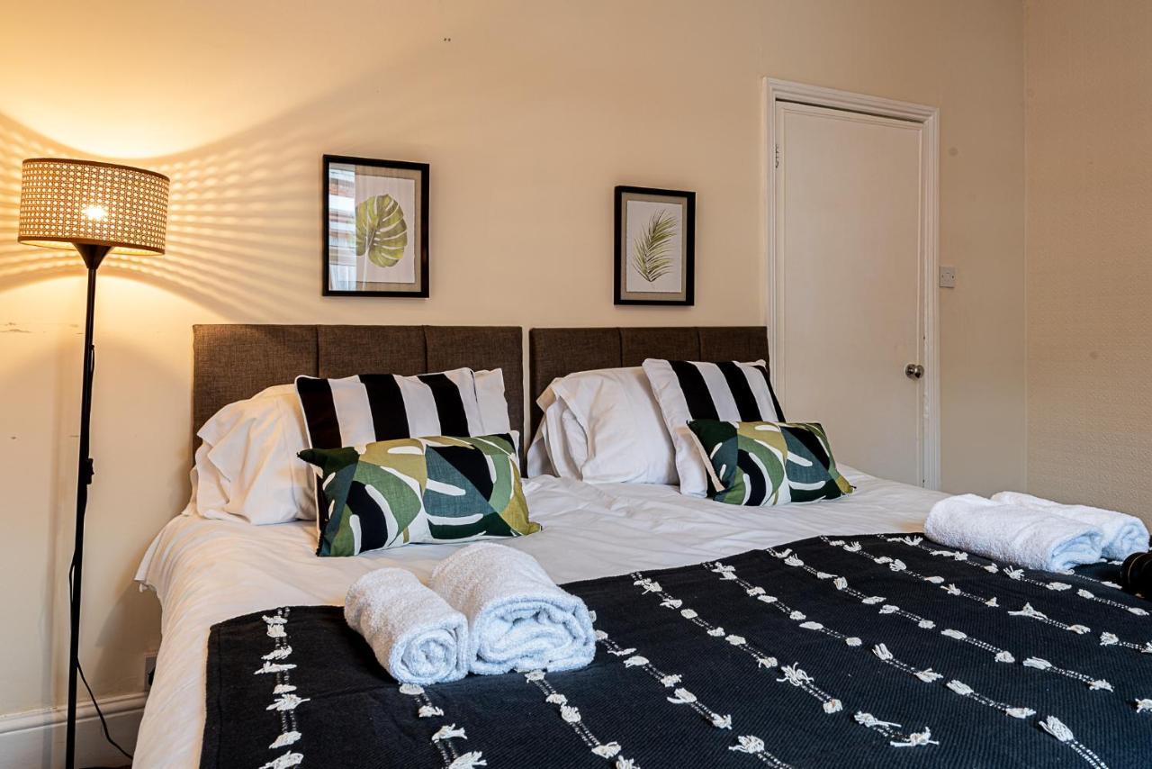 2 Bed, Up To 6 Guests Near Centre Apartment *